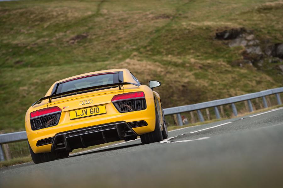  Audi R8 V10 Plus 2015 года  (UK) (фото 27 из 31)